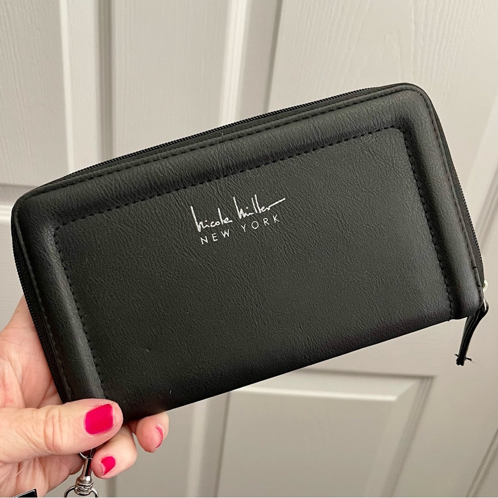 NWT Nicole Miller Elegant Black Zip Wallet